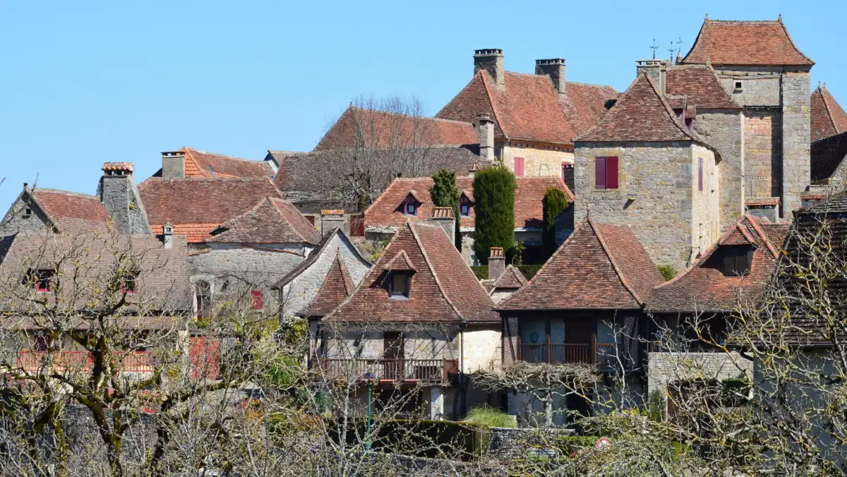 Toiture en tuiles et façade d'une maison périgourdine sous un ciel dégagé
