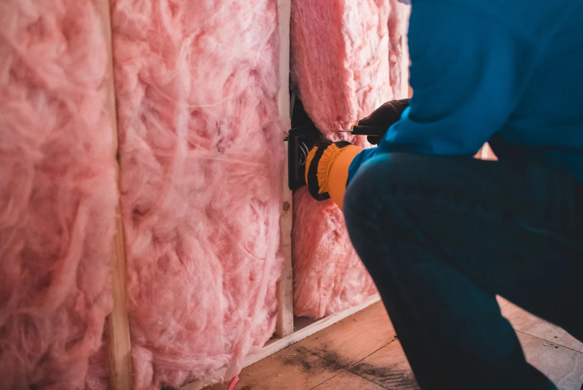 Contre-cloison acoustique en cours de montage sur ossature métallique